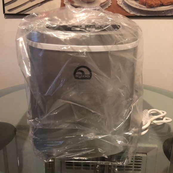Sold-IGLOO Portable Ice Maker - Picture 4 of 8